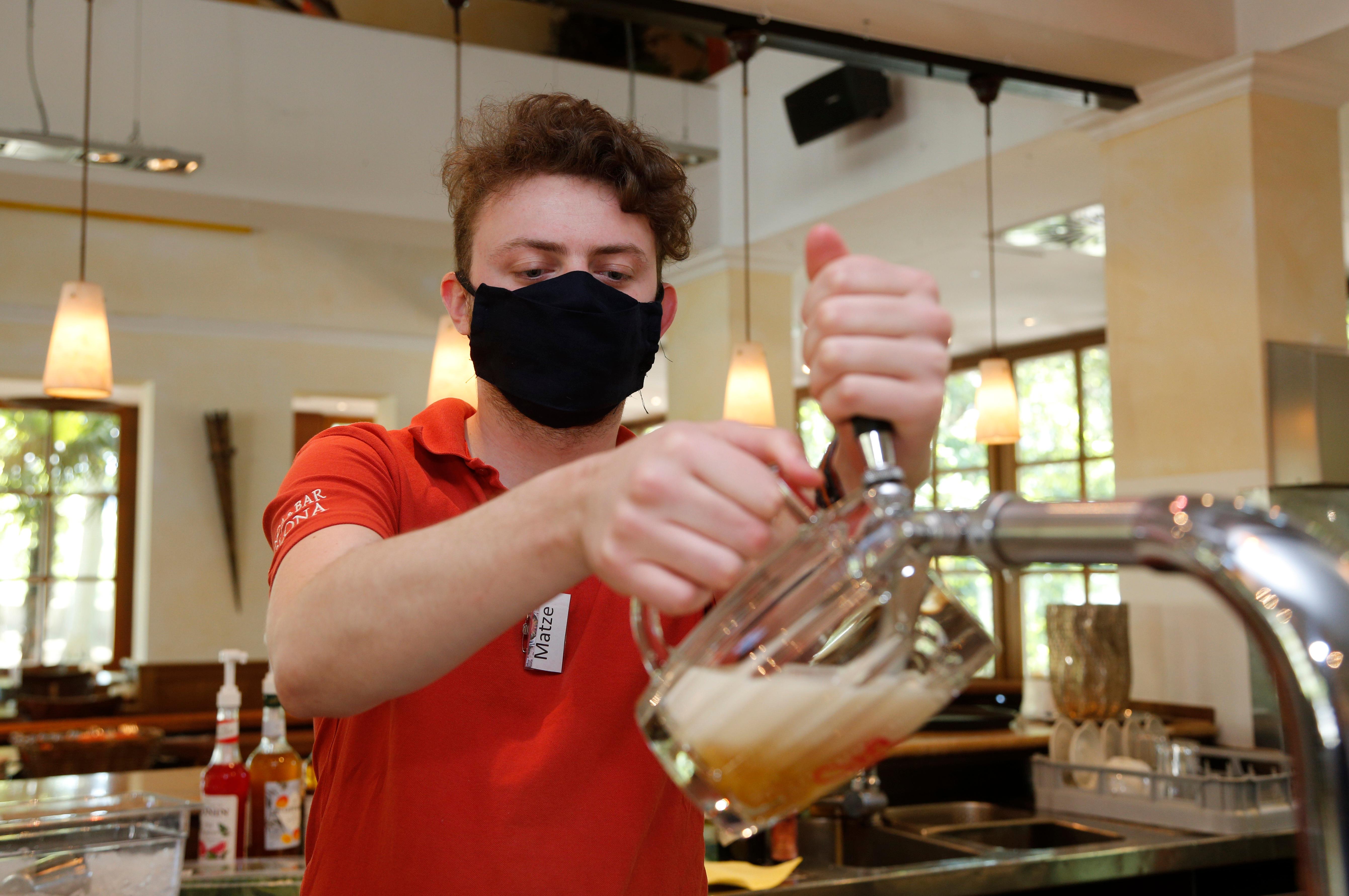 Für das Personal gilt übrigens eine Mundschutzpflicht, sobald sie den Mindestabstand von 1,5 Metern nicht einhalten können. In den geöffneten Lokalen trifft das praktisch immer zu. 