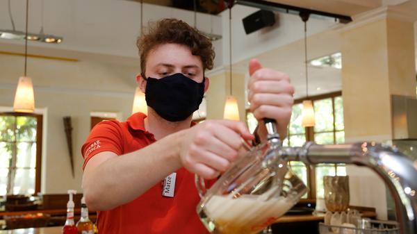 Für das Personal gilt übrigens eine Mundschutzpflicht, sobald sie den Mindestabstand von 1,5 Metern nicht einhalten können. In den geöffneten Lokalen trifft das praktisch immer zu.