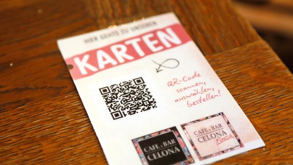 In der BarCelona hat man sich zudem etwas besonderes einfallen lassen: Dort kann man mit seinem Handy einen QR-Code scannen und mit diesem dann bestellen. So wird auch der Kontakt zwischen Kunden und Bedienungen weniger.