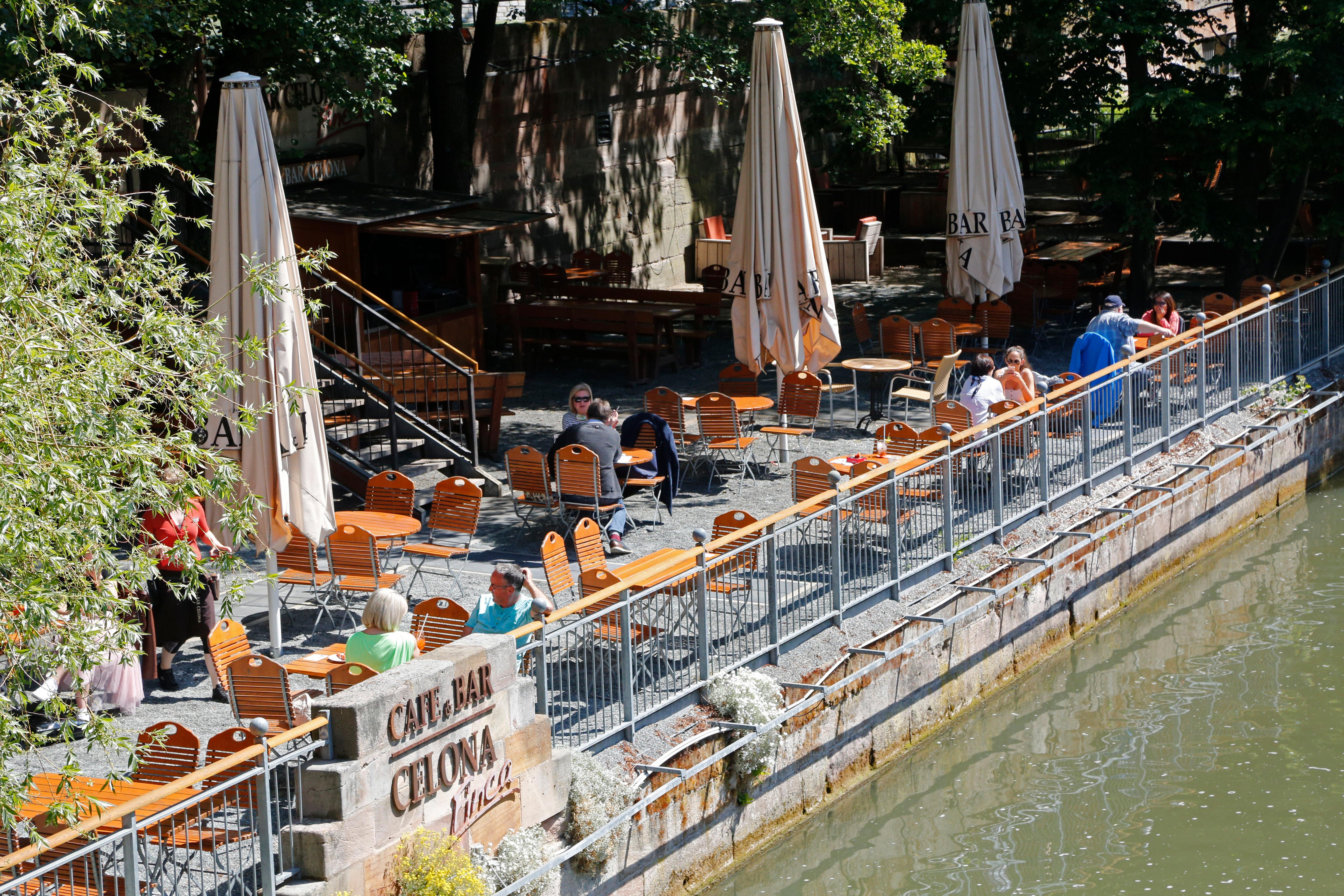 Wer im Biergarten, Café oder Restaurant sitzt, darf übrigens seine Maske abnehmen. 