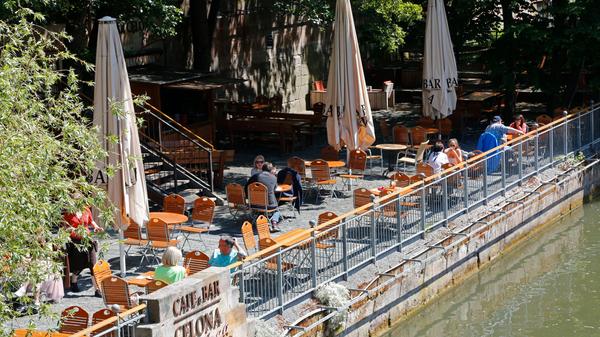 Wer im Biergarten, Café oder Restaurant sitzt, darf übrigens seine Maske abnehmen.