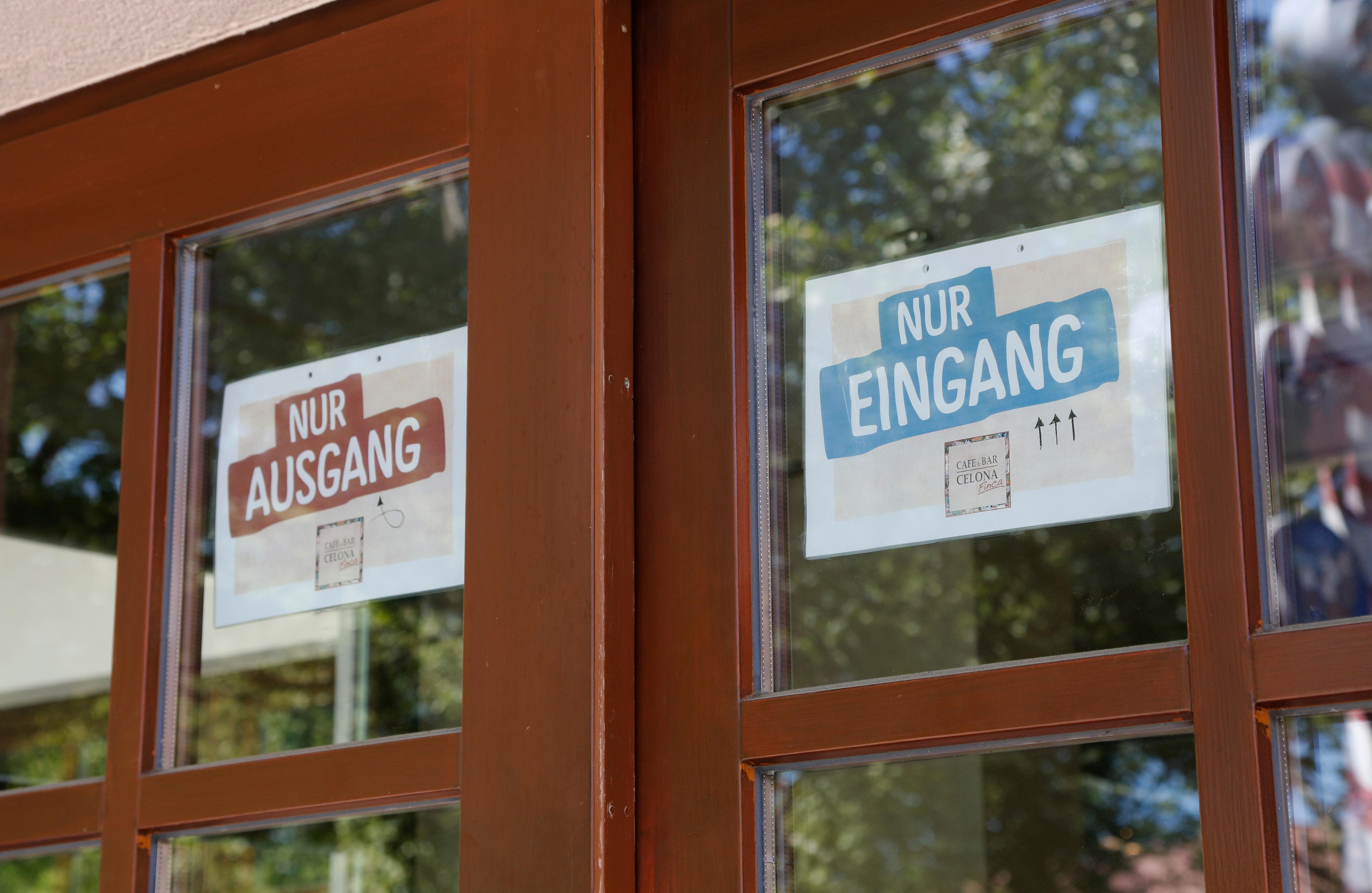 Allerdings: Beim rein- und rausgehen, müssen immer Masken getragen werden. Gleiches gilt für den Gang zur Toilette. 