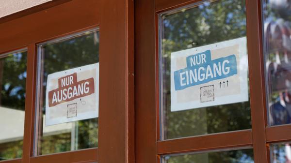 Allerdings: Beim rein- und rausgehen, müssen immer Masken getragen werden. Gleiches gilt für den Gang zur Toilette.