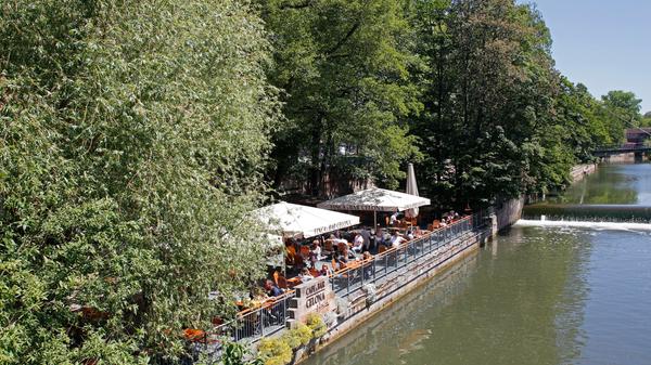 Wie viele Gäste dann jeweils in die Geschäfte dürfen, hängt übrigens von deren Größe ab. Beschwerden über zu volle Lokale wird es vorerst also eher nicht geben.