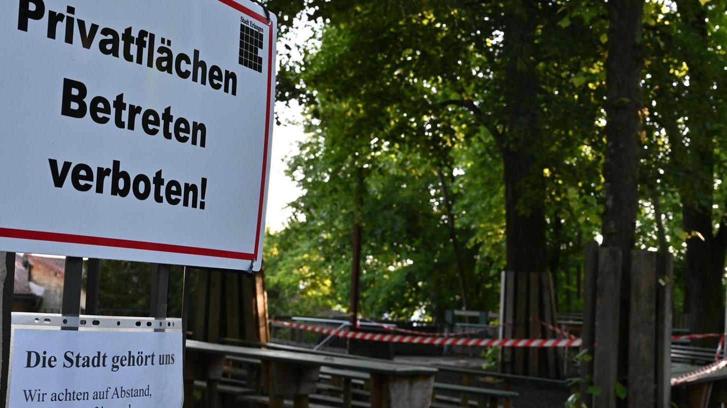Keine Chance für Biergartengänger: Die Stadt hat ihr Eigentum auf dem Bergkirchweihgelände mit Absperrbändern und Zäunen gegen "illegale Feiern" gesichert. 