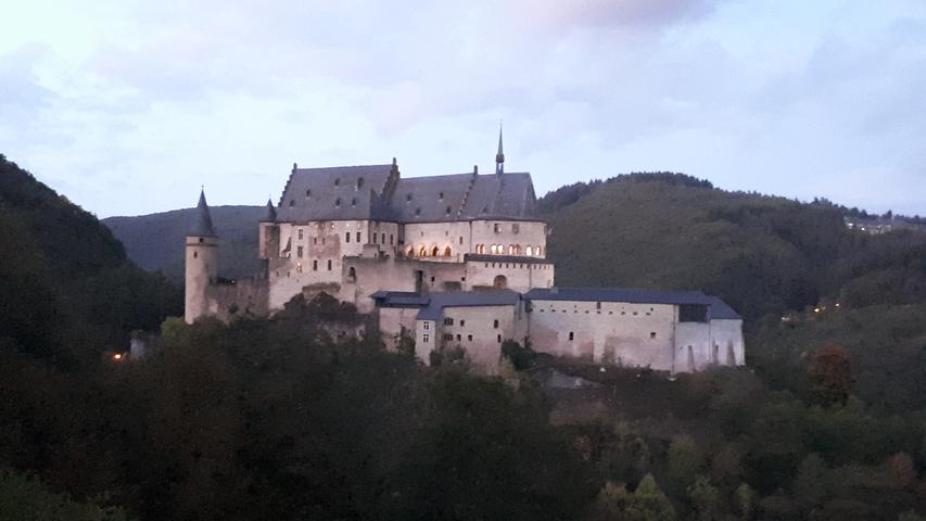 So zeigt sich die Burg Vianden schon dem anreisenden Gast.