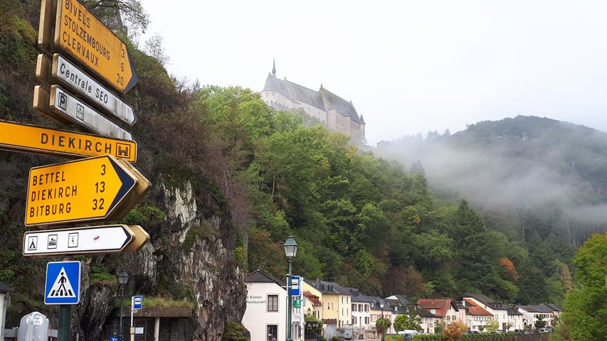 Die Burg Vianden thront, nur wenige Kilometer von der Grenze zu Deutschland entfernt, über dem Our-Tal. Eine große Schleife wenige Kilometer weiter nördlich gehört zu den malerischsten Partien des Flüsschens.