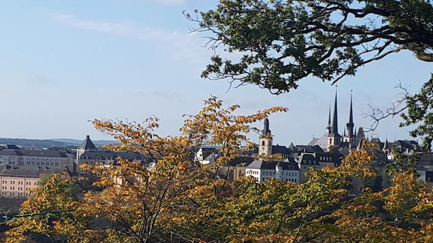 Blick von den einstigen Befestigungsanlagen auf die Altstadt von Luxemburg. Die beiden besonders spitzen Turmhelme sind die der Kathedrale Notre Dame.