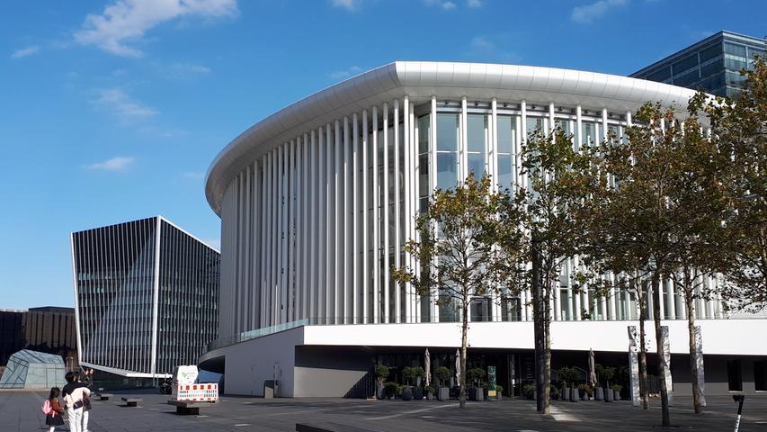 Im modernen Verwaltungs- und Dienstleistungsstadtteil Kirchberg gehört die Philharmonie am Europaplatz zu den prägenden Bauten. Sie hat den Grundriss eines Auges - ist aber aktuell natürlich auch geschlossen.