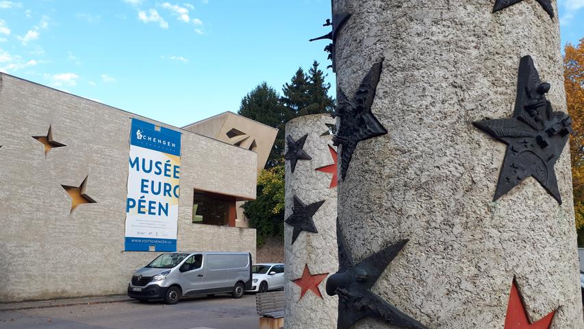 Im Juni feier das kleine Europa-Museum von Schengen sein zehnjähriges Bestehen. Hier können sich Besucher kompakt über die Entstehung und die Entwicklung der Europäischen Union informieren. Davor sind auf dem Platz der Sterne drei Nationalsäulen aufgestellt; auf ihnen symbolisieren Sterne mit jeweils landestypischen Motiven jeden der EU-Mitgliedsstaaten. 