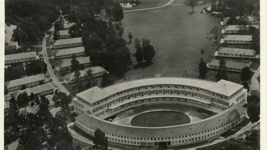 Dieses historische Luftbild zeigt das Olympische Dorf, wie es 1936 ausgesehen hat, als die Athleten sich dort zur Zeit der Olympischen Spiele aufgehalten haben.