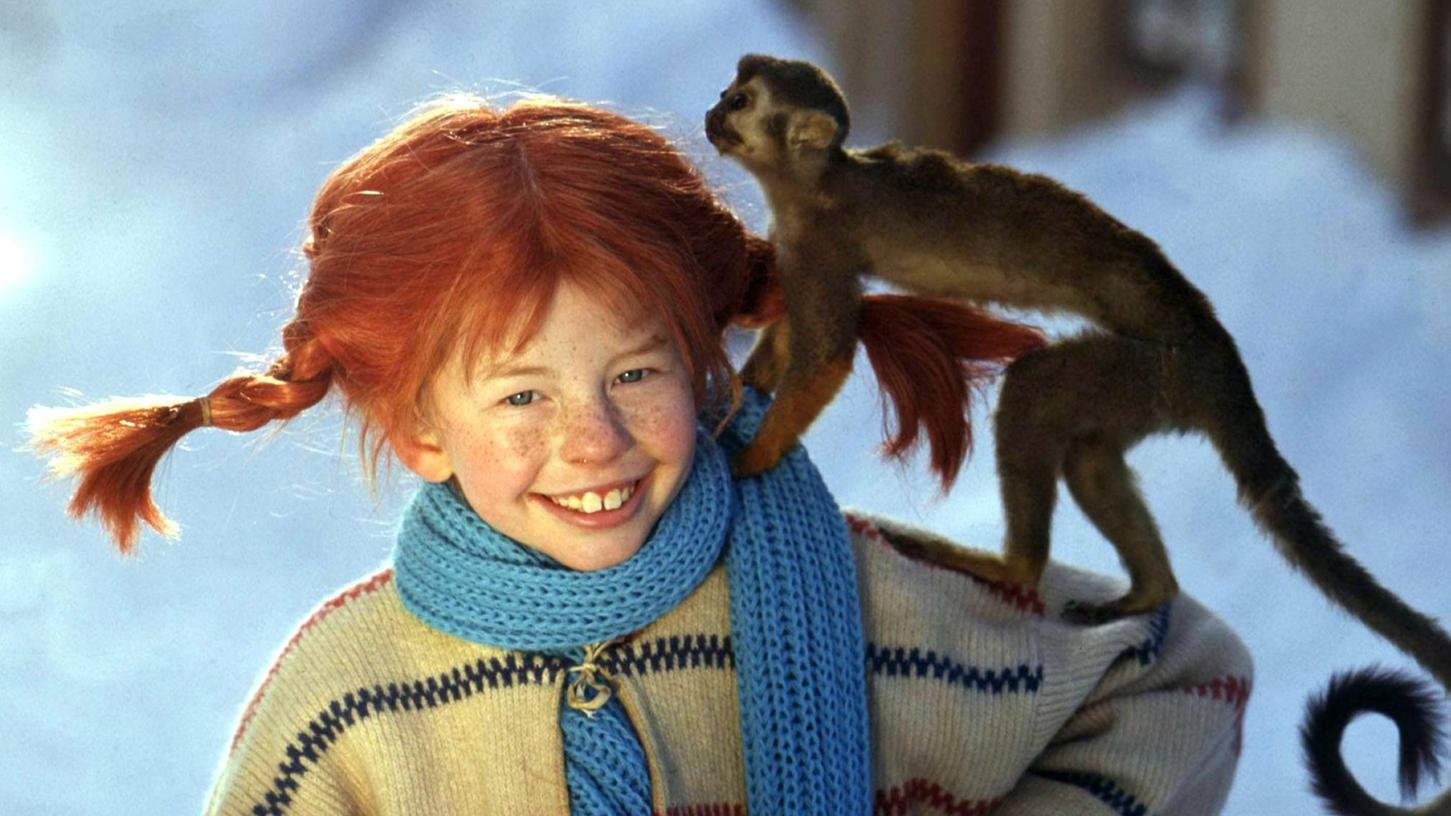 Lächelnd trägt die Schauspielerin Inger Nilsson in einem Film von 1968 als «Pippi Langstrumpf» an einem kalten Wintertag ihr Äffchen «Herr Nilsson» auf der Schulter spazieren. Vor 75 Jahren kam das erste Werk über Pippi Langstrumpf heraus.