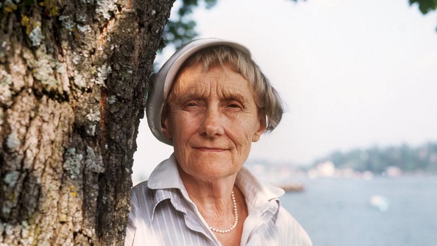 In den 1940er Jahren arbeitete Astrid Lindgren als Stenografin beim schwedischen Nachrichtendienst. Schriftstellerin zu werden, war nie ihr Plan. Bis ihre Tochter eines Abends im Bett von ihr forderte, sie solle eine Geschichte von Pippi Langstrumpf erzählen. Den Namen hatte die kleine Karin erfunden. Das war die Geburt der Kinderheldin. Eigentlich hat also nicht Astrid Lindgren, sondern ihre Tochter die Kunstfigur erschaffen.

