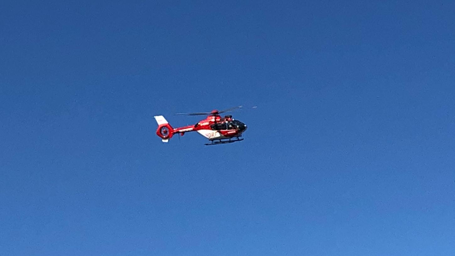 Symbolbild: Bei einem Unfall im Landkreis Wunsiedel ist eine Person schwer verletzt worden. Die Frau musste mit einem Rettungshubschrauber in eine Klinik geflogen werden.
Symbolbild: Bei einem Unfall im Landkreis Wunsiedel ist eine Person schwer verletzt worden. Die Frau musste mit einem Rettungshubschrauber in eine Klinik geflogen werden.