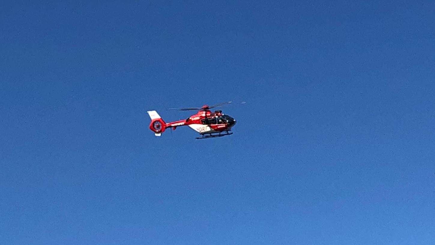 Symbolbild: Bei einem Unfall im Landkreis Wunsiedel ist eine Person schwer verletzt worden. Die Frau musste mit einem Rettungshubschrauber in eine Klinik geflogen werden.