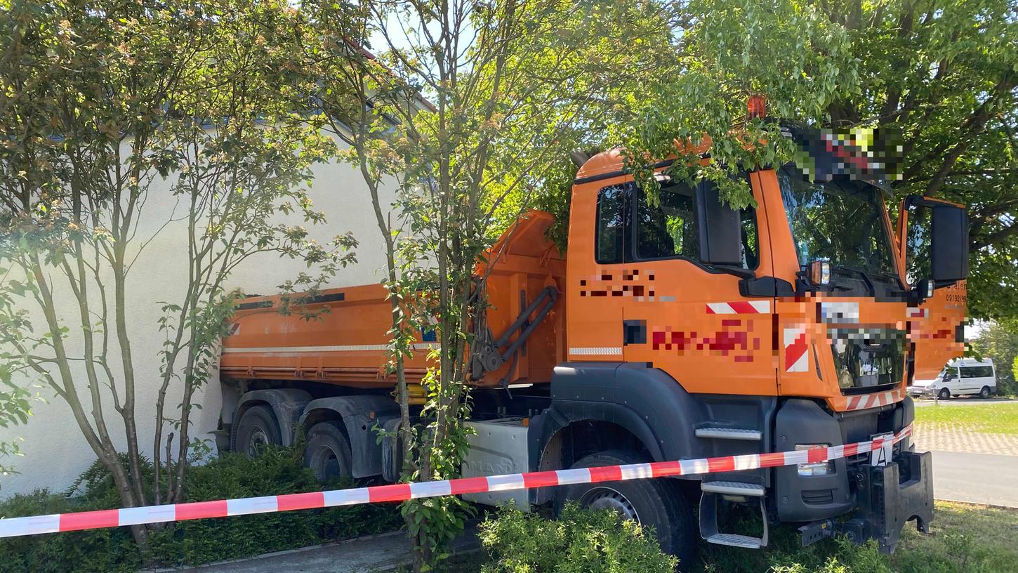 Ein Lastwagen rollte in Unterweilersbach in eine Hauswand.