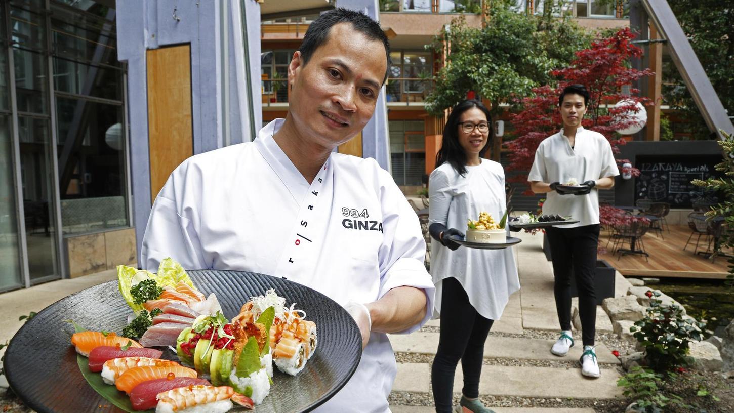 Hoang Son Ngo (ganz hinten) und sein Sushi-Koch (vorne) werden in Restaurant "994 Ginza" von ihrer früheren Chefin Quyen Pham ("Kokoro") unterstützt.