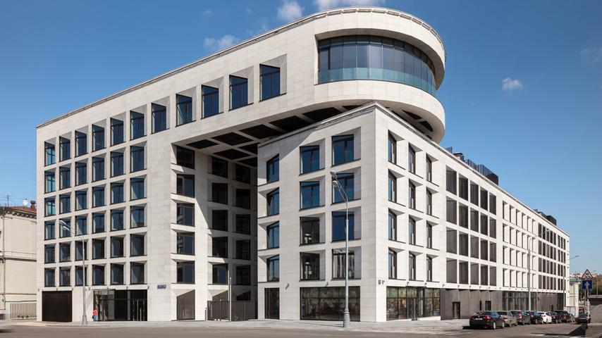 Die Firma Franken-Schotter ist weltweit auf Erfolgskurs. Viele prominente Gebäude werden mit Jurastein aus Dietfurt verkleidet - hier zum Beispiel die "Balchug Residenz" im Zentrum von Moskau.
