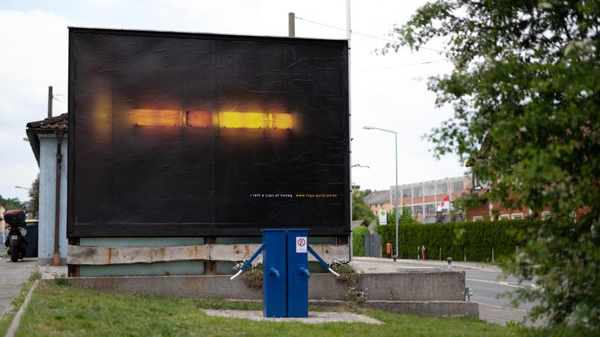 Die Wachs-Künstlerin Inge Gutbrod stellt ihre Arbeit "I Left a Trace of Honey" in der Mühlhofer Hauptstraße südlich von Reichelsdorf vor.