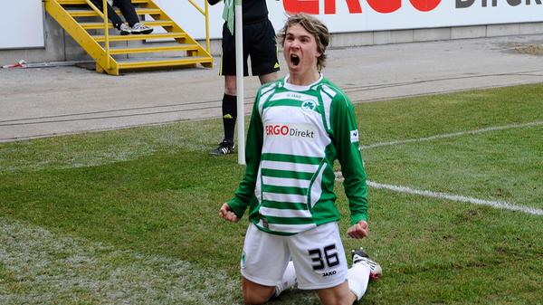 Der heute 28-jährige Felix Klaus durchlief bei der Spielvereinigung diverse Jugendmannschaften, bevor er 2010 mit noch nicht ganz 19 Jahren den Sprung zu den Profis schaffte und schnell seine Einsatzzeiten bekam. Inzwischen spielt der Rechtsaußen nach Zwischenstationen in Freiburg, Hannover und Wolfsburg bei Fortuna Düsseldorf und steht dort meist von Beginn an auf dem Platz.