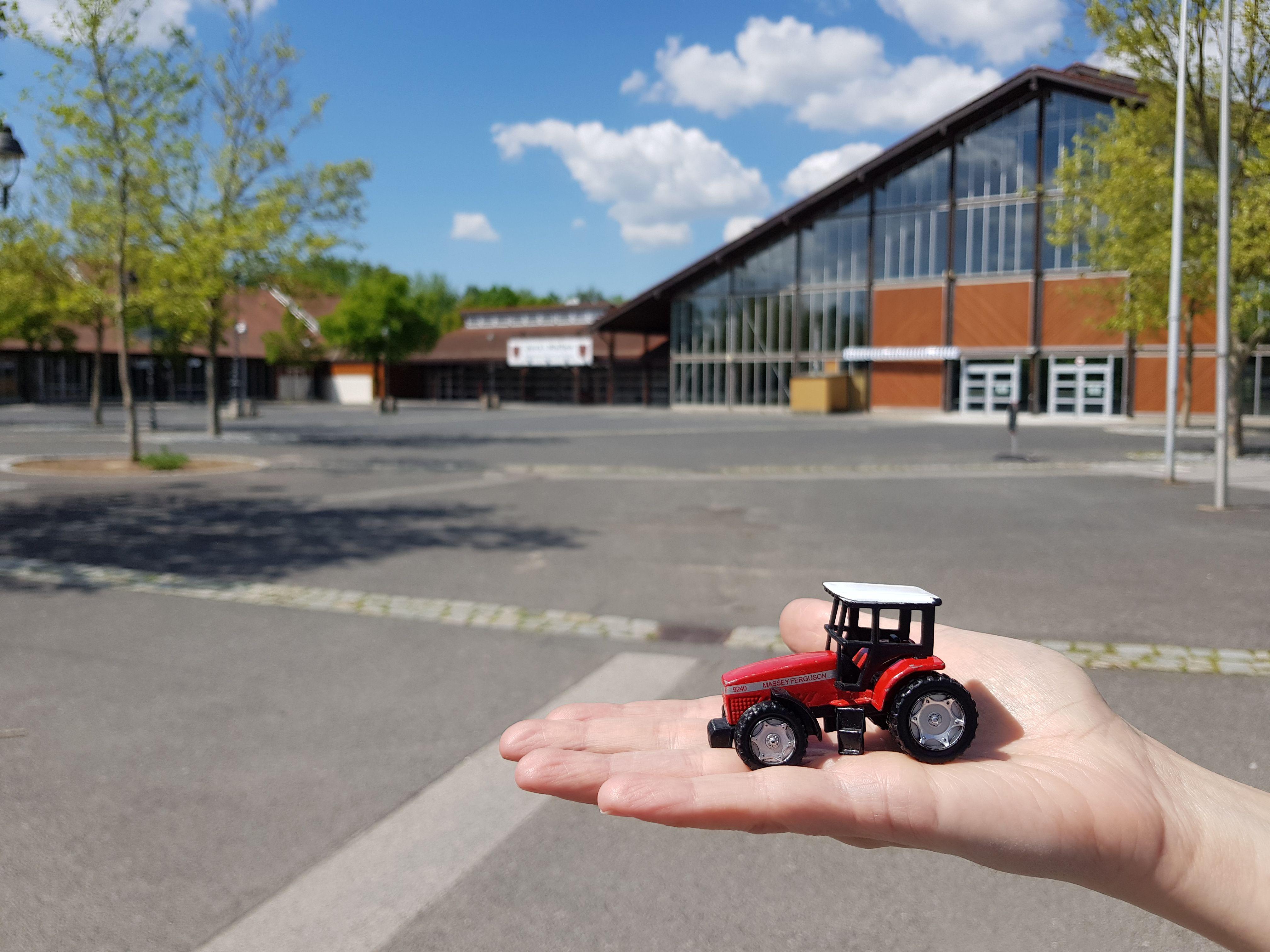 Vor der großen Jurahalle werden sonst immer die neuesten Trecker präsentiert. In diesem Jahr ist die Ausstellung der Landwirschaftstechnik auf diesen kleinen Schlepper geschrumpft.