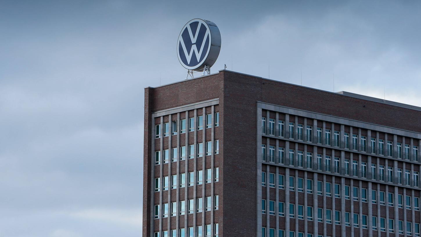 Dunkle Wolken stehen über der VW-Konzernzentrale in Wolfsburg,