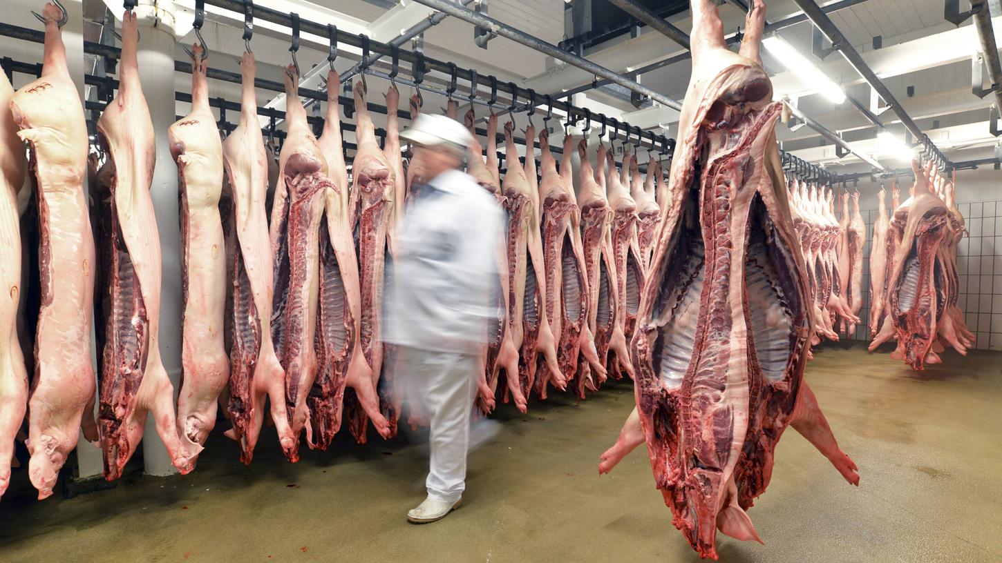 Die Verschärfung der Arbeitsschutzmaßnahmen in der Fleischindustrie sollen die Zustände verbessern.
