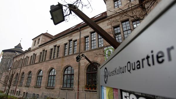 So nah waren sich "Himmel und Hölle" noch nie: Die cineastische Umsetzung des diesjährigen Themas der Blauen Nacht übernehmen Filmhaus und Komm Kino im Kunst Kultur Quartier. Dabei führt das Komm-Kino Höllenvisionen des Films vor, während das Filmhaus gegenüber sich den Darstellungen des Himmels in 100 Jahren Kurzfilm widmet.