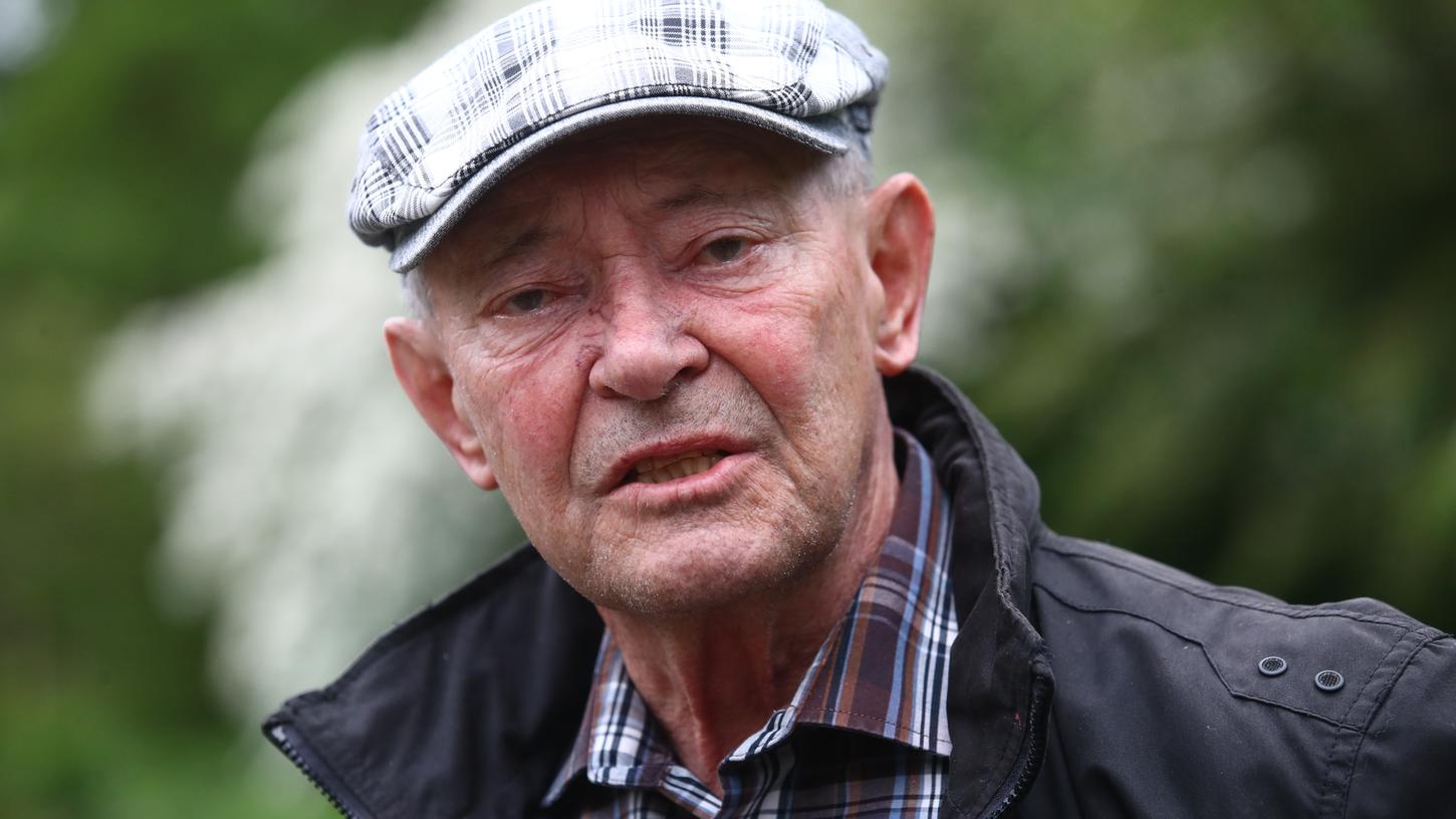  Der 84 Jahre alte Rentner Alfons Blum sitzt auf einer Bank im Daliengarten. Er gab am 16.05.2020 bei einer Anti-Corona-Demo ein bewegendes Interview, da er seit mehreren Wochen seine Frau Gisela wegen der Corona-Einschränkungen nicht mehr sehen kann.