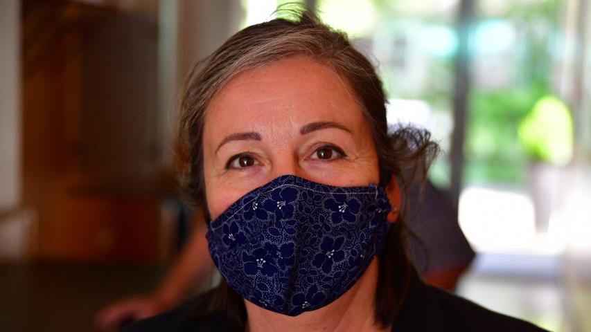 Sie trägt dunkelblau: Die Chefin im Berggasthof Sammüller setzt auch mit ihrer Maske Akzente.