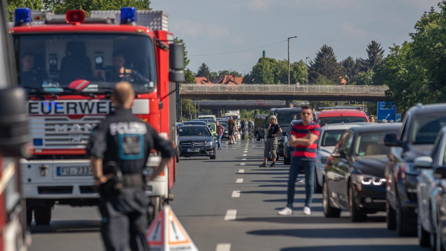 Auf der A73 von Nürnberg in Richtung Erlangen kam es am Donnerstag zu einem Verkehrsunfall, bei dem ein Motorradfahrer schwer verletzt wurde.