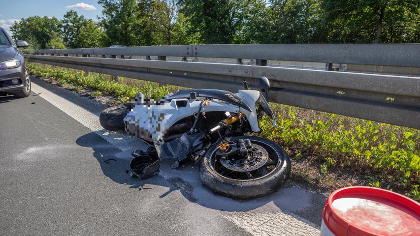 A73 bei Fürth komplett gesperrt: Motorradfahrer schwer verletzt
