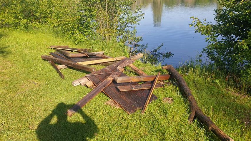 Auch ein Tisch und Sitzgelegenheiten wurden zerstört.