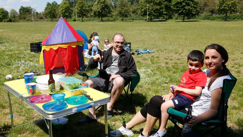 Familienzeit! Auch im Marienbergpark stießen junge Eltern auf den freien Tag an. 