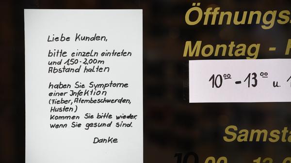 Seit Montag dürfen Speisewirtschaften in Bayern auch im Innenbereich wieder öffnen, allerdings nur von 6 bis 22 Uhr. Schnellimbisse, die früher auch noch spät in der Nacht offen hatten, dürfen also keine Gäste nach 22 Uhr mehr hineinlassen.