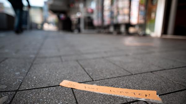 Anders als früher darf ein Lokal nicht mehr so ohne Weiteres betreten werden: In der Regel finden sich Markierungen oder Abzäunungen vor den Eingängen, an denen die Gäste warten sollen. Sie werden dann vom Personal zum Tisch geführt.