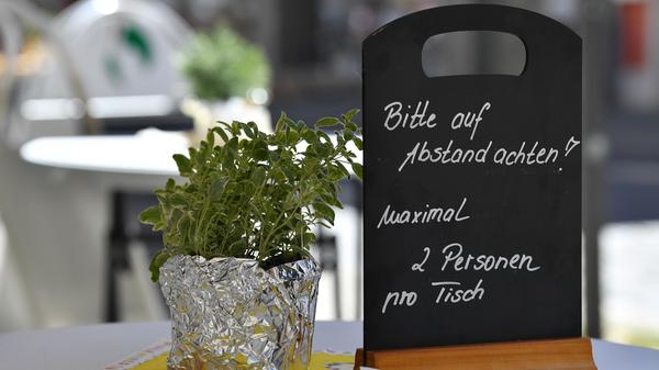 Was aber passiert mit den Daten, die die Besucher beim Restaurant hinterlassen? Die angegebenen persönlichen Informationen werden nach einem Monat vernichtet.