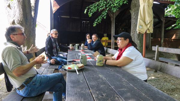 Maximal zwei Haushalte dürfen an einem Tisch zusammensitzen, also etwa zwei Familien, Paare, WGs oder Einzelpersonen.