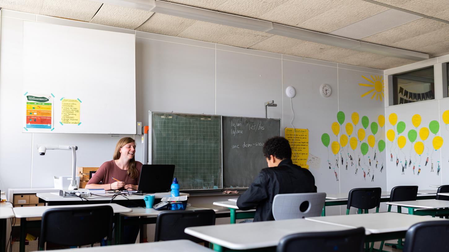 Auch in Bayern soll in den Pfingstferien die Notbetreuung für Kinder an Schulen angeboten werden. Nun ist ein Streit darüber entbrannt, wer das Angebot aufrecht erhalten soll. Lehrer wehren sich dagegen.
