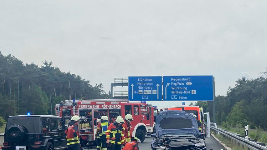 Fünf Verletzte auf A9: Audi prallt in Rettungswagen
