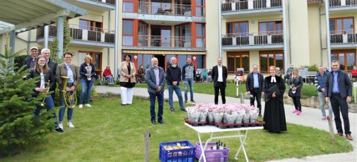 In Corona Krise Nicht Vergessen Uberraschungsbesuch Fur Senioren In See Happurg See Nordbayern