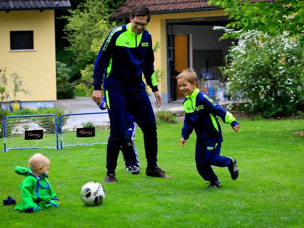 Der sechsjährige Ben übt im Garten mit seinem Papa Andreas Ledig, bis das Fußballtraining beim SC Egloffstein wieder startet. Auch Bruder Samuel will schon mitspielen.