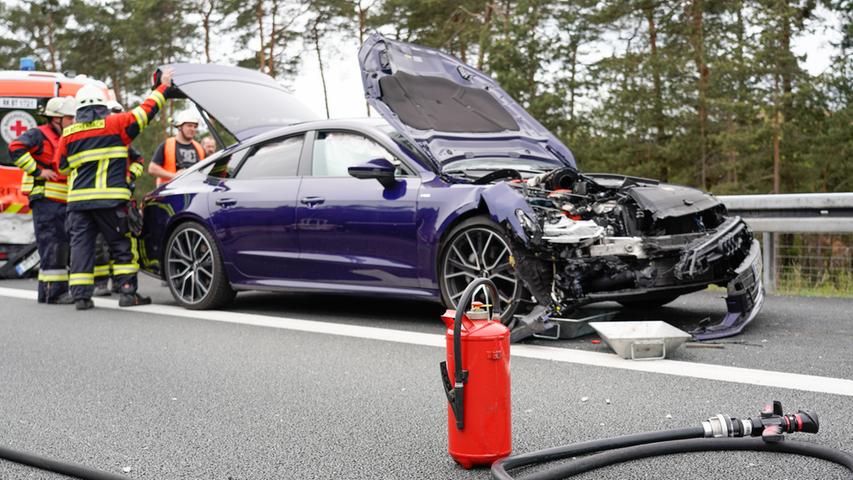 Fünf Verletzte auf A9: Audi prallt in Rettungswagen