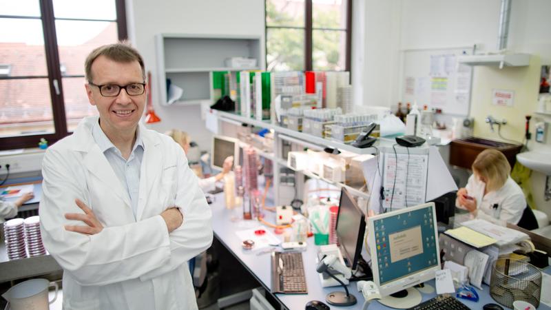 Professor Christian Bogdan ist seit dem Jahr 2007 Leiter des Instituts für Klinische Mikrobiologie und Immunologie am Universitätsklinikum Erlangen und seit dem Jahr 2011 Mitglied der Ständigen Impfkommission (Stiko).