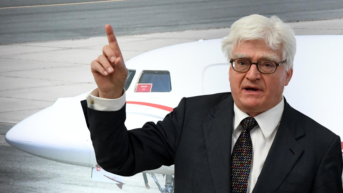 Winfried Stöcker, der früher in Pegnitz lebte und mittlerweile in Lübeck wohnt, soll auf dem Flughafen Lübeck eine illegale Impfaktion durchgeführt haben.
Winfried Stöcker, der früher in Pegnitz lebte und mittlerweile in Lübeck wohnt, soll auf dem Flughafen Lübeck eine illegale Impfaktion durchgeführt haben.