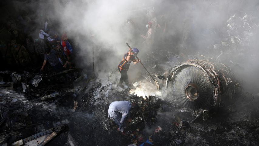 Pakistan: Flugzeugabsturz in Wohngebiet von 14-Millionen-Einwohnerstadt