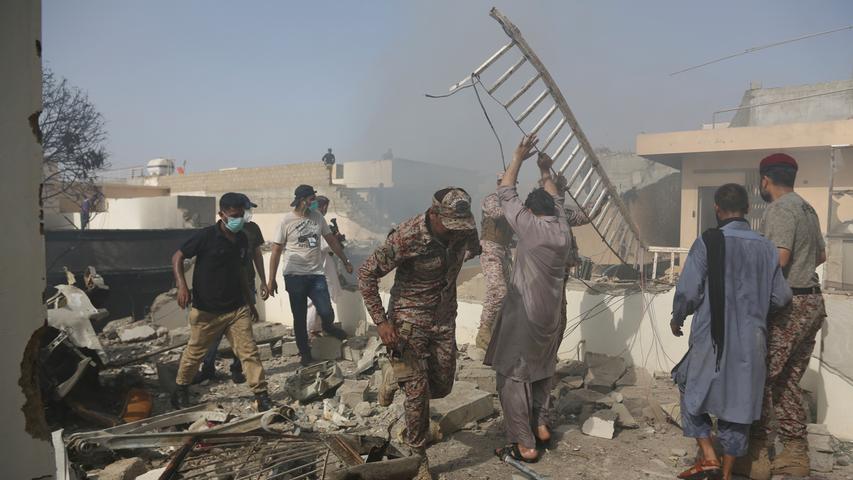 Pakistan: Flugzeugabsturz in Wohngebiet von 14-Millionen-Einwohnerstadt