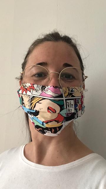 Die Neumarkterin Melanie Köhler hat viele Masken für einen guten Zweck genäht. Im Selfie präsentiert sie uns ihre ultimative Comic-Maske.