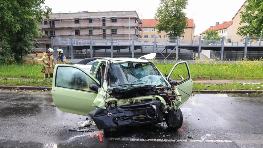 Frontalkollision in Bamberg: Twingo-Fahrerin schwer verletzt