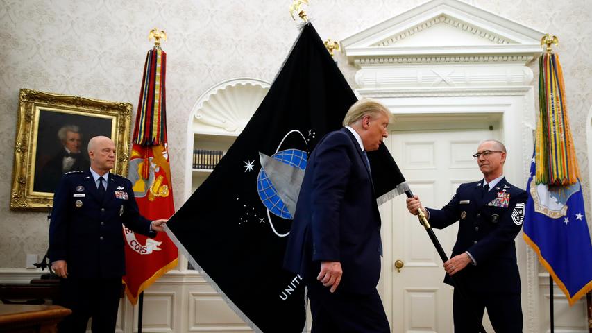 Weltall-Stimmung im Weißen Haus: Donald Trump präsentiert die neue Flagge der US-Space-Force und lässt wissen, dass die USA bald eine "Super-Duper-Rakete" haben.